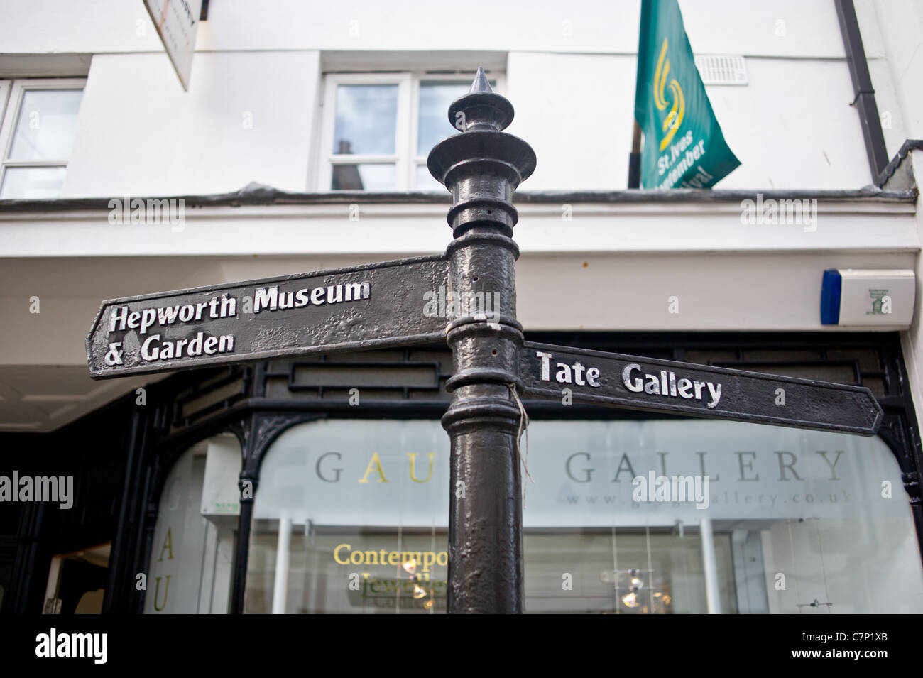 Un cartello in St Ives dando indicazioni per la Hepworth Museum e la Tate Gallery Foto Stock
