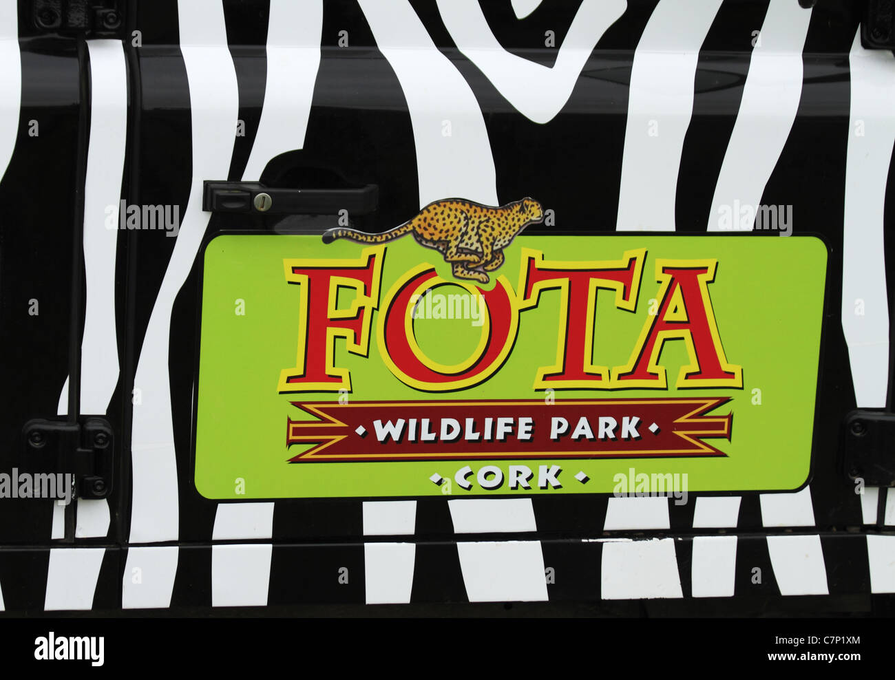 Un Land Rover safari in veicolo zebra stampare contrassegni di Fota Wildlife Park, Co Cork, Irlanda. Foto Stock