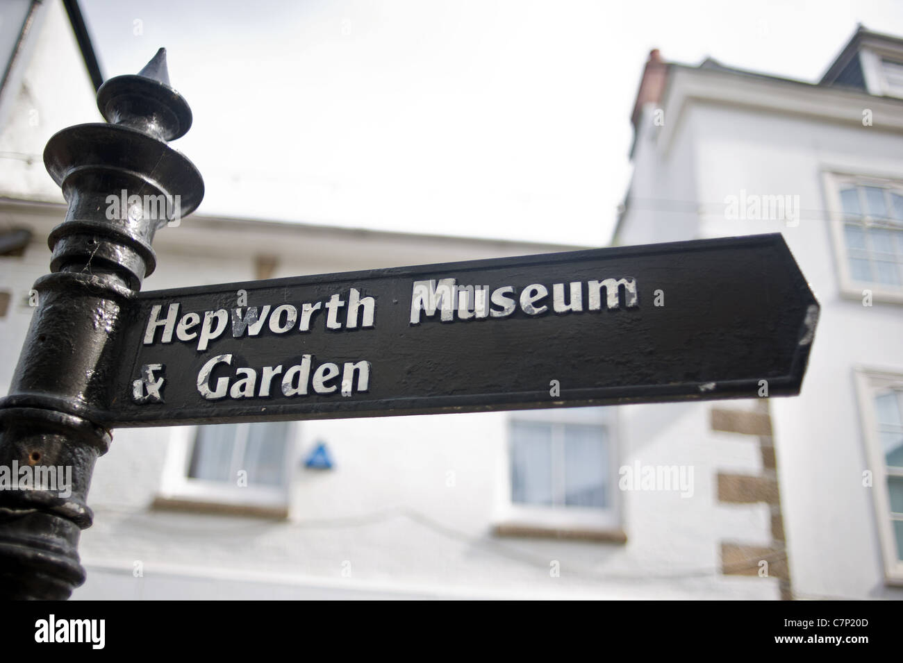 Un cartello a dare indicazioni per la Hepworth Museum di St Ives in Cornovaglia Foto Stock