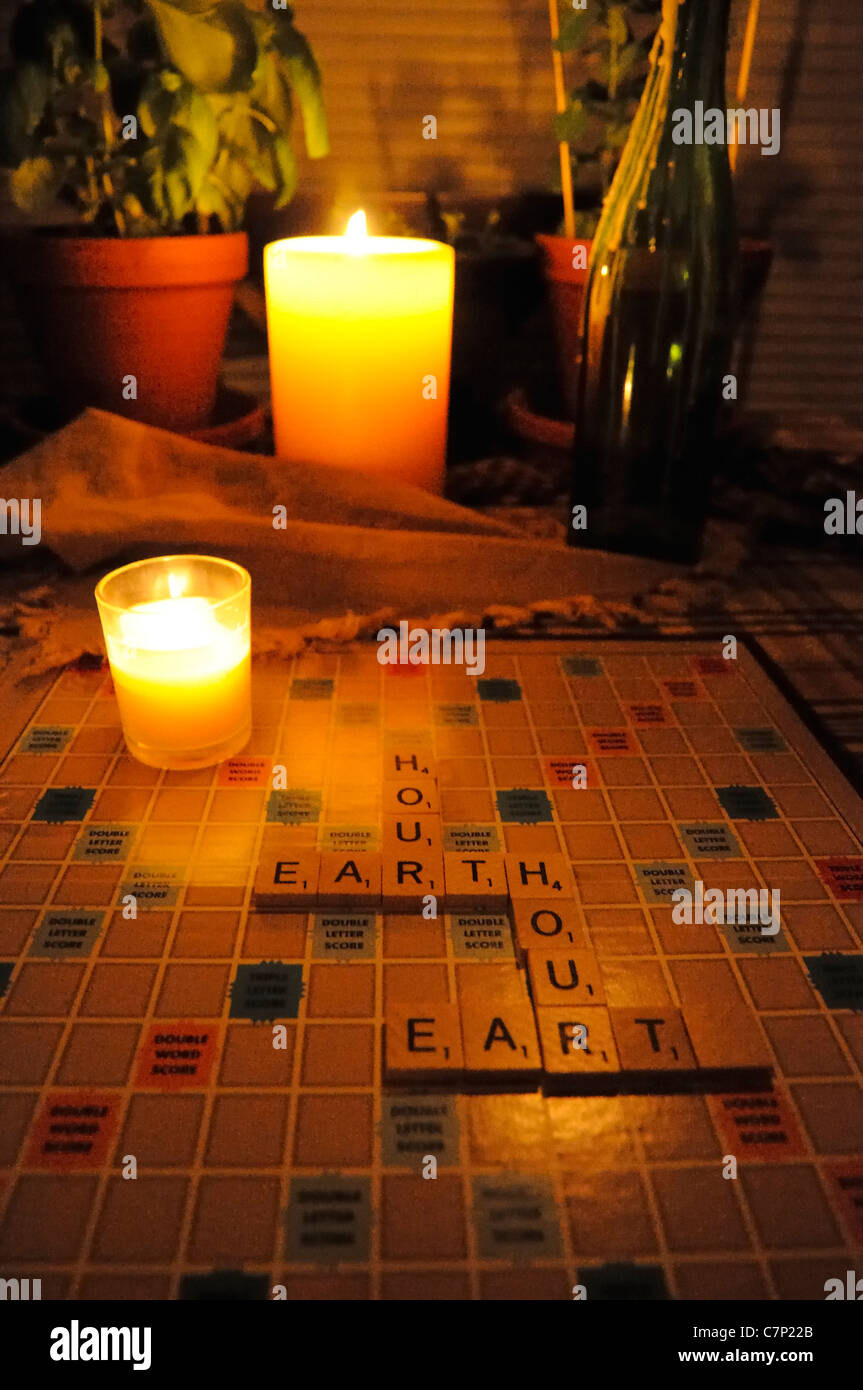 Candela accesa gioco da tavolo incantesimi fuori "Earth Hour'. Foto Stock