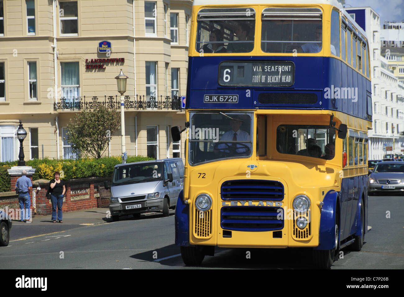 Un vecchio vintage British Leyland Bus in Eastbourne autobus livrea a Eastbourne, East Sussex, Inghilterra. Foto Stock