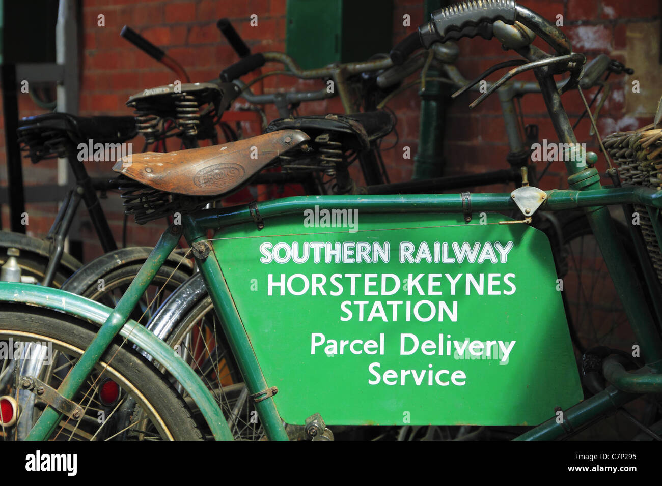 Una vecchia bicicletta sulla piattaforma alla linea Bluebell Steam Railway, Sheffield Park, West Sussex, in Inghilterra. Foto Stock