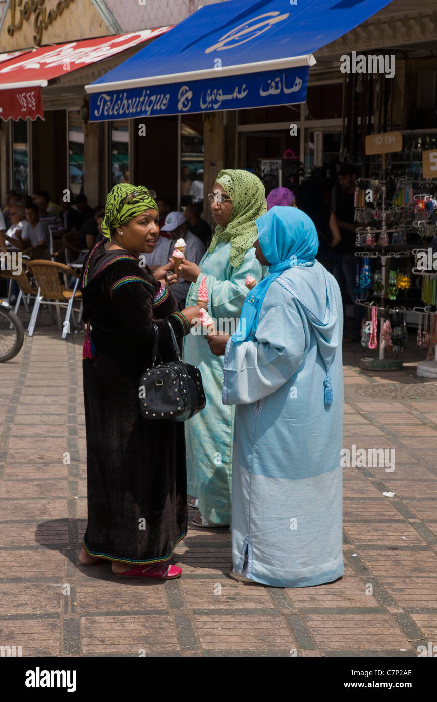 Tre donne marocchine godendo di gelati in Djemaa el Fna Foto Stock