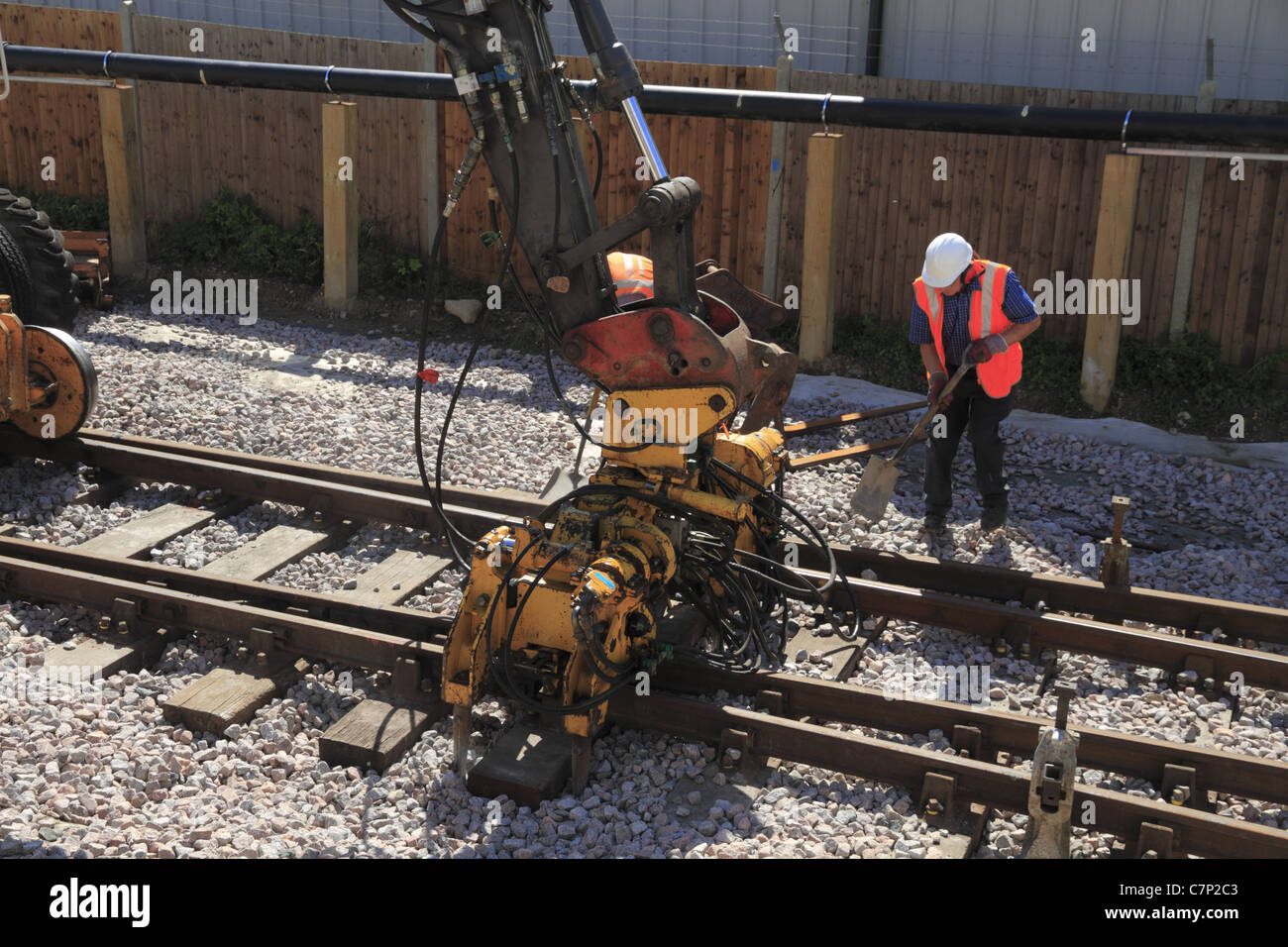 Uomini al lavoro sul livellamento della pista a Bluebell Steam Railway, Sussex, Inghilterra. Foto Stock