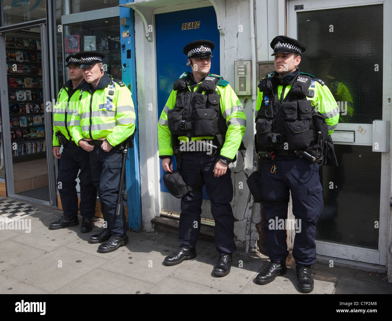 Metropolitan quattro poliziotti in piedi su un marciapiede a Hackney Foto Stock