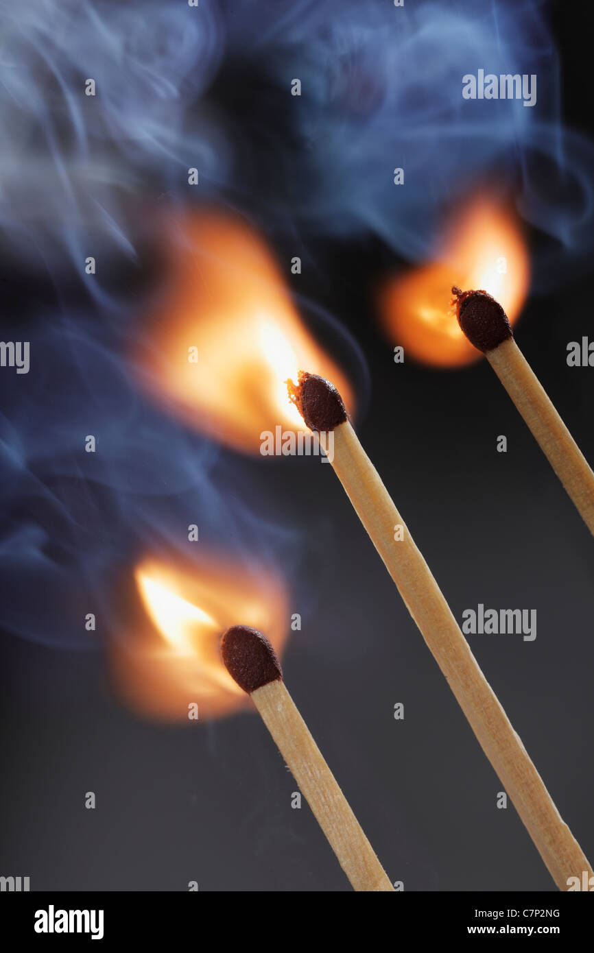 Tre fiammiferi di sicurezza accensione simultaneamente Foto Stock