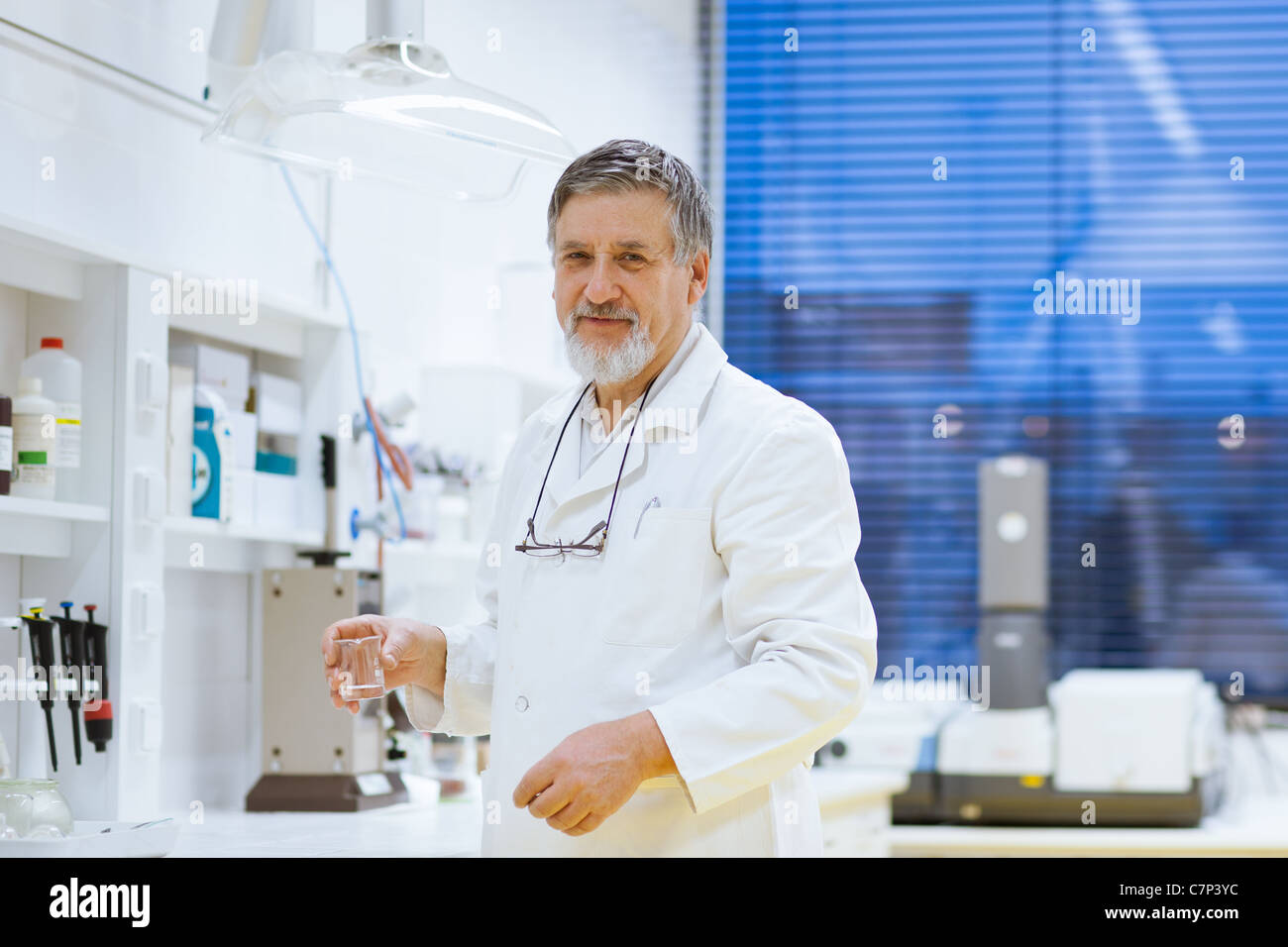 Maschio senior researcher di effettuare attività di ricerca scientifica in laboratorio utilizzando un gascromatografo (SHALLOW DOF; dai toni di colore immagine) Foto Stock