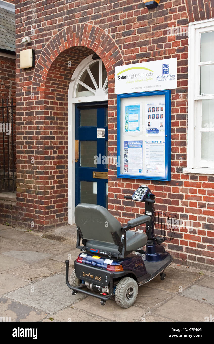 Una mobilità scooter parcheggiato al di fuori di un ufficio del consiglio in Bury St Edmunds, Regno Unito Foto Stock