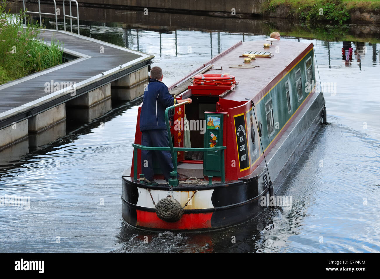 Barca stretta su Caledonia canal a Falkirk, Scotland, Regno Unito Foto Stock