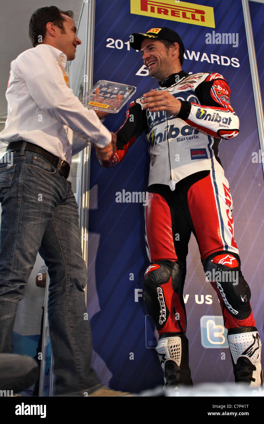 IMOLA SBK World Championship - Carlos Checa che riceve il best lap trophy Foto Stock