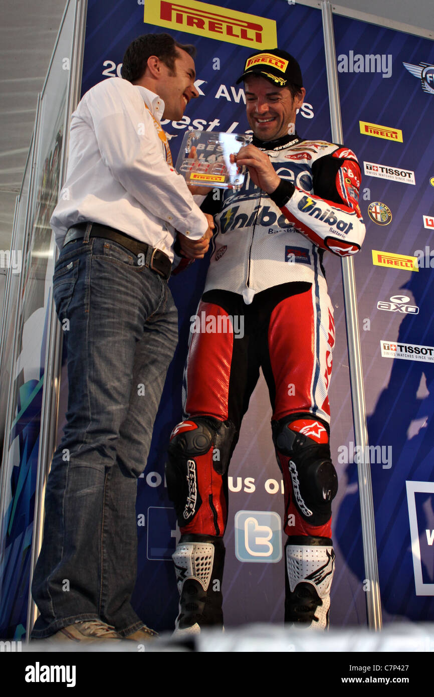 IMOLA SBK World Championship - Carlos Checa che riceve il best lap trophy Foto Stock