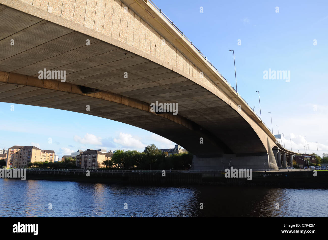 Cerca fino alla span di Kingston Bridge, autostrada M8, Glasgow, Regno Unito, Europa Foto Stock