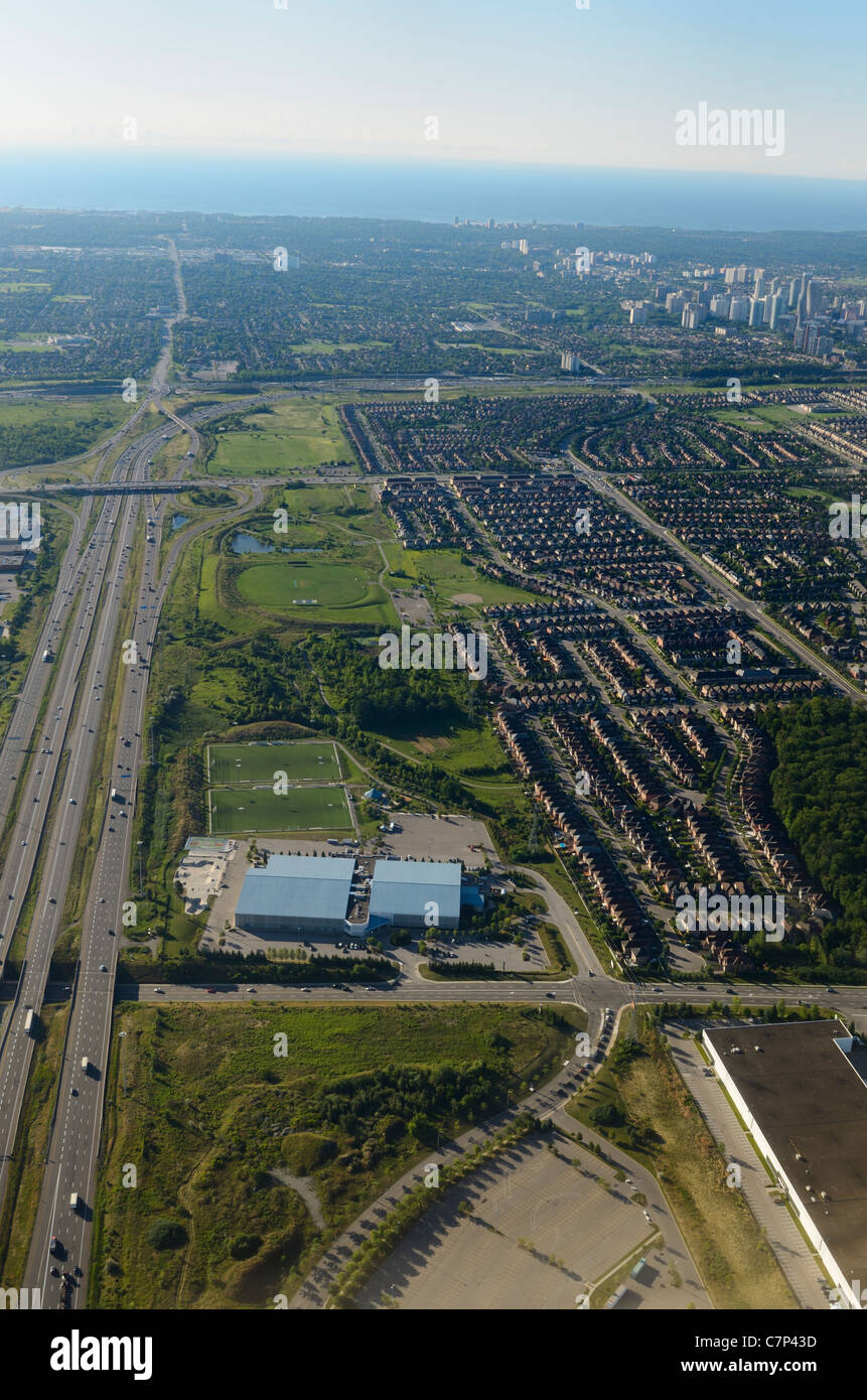 Vista aerea di Mississauga Ontario sul lago Ontario con la periferia, sull'autostrada 403 accanto a Toronto Foto Stock