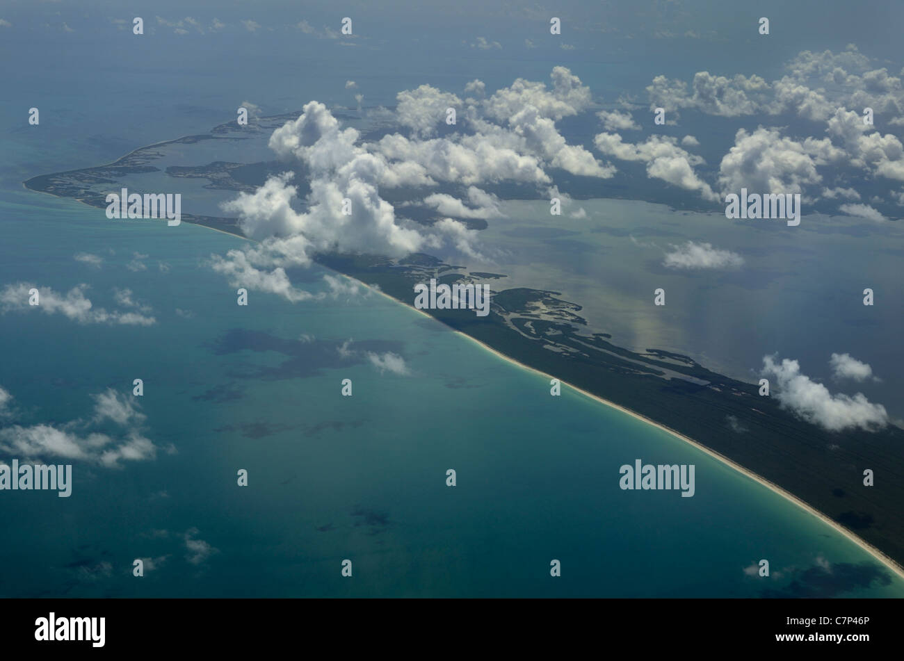 Vista aerea di cumulus nubi su paso xolul park nella penisola dello Yucatan quintana roo mexico dzilam-ria lagartos Yum Balam laguna Foto Stock