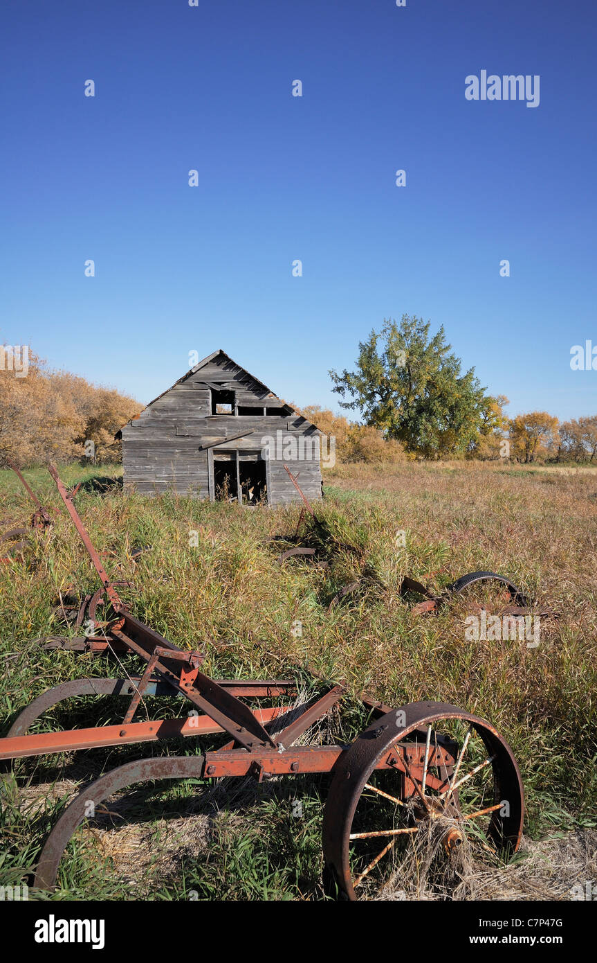 Vecchia fattoria abbandonata nel mezzo di un campo in Saskatchewan in Canada. Foto Stock