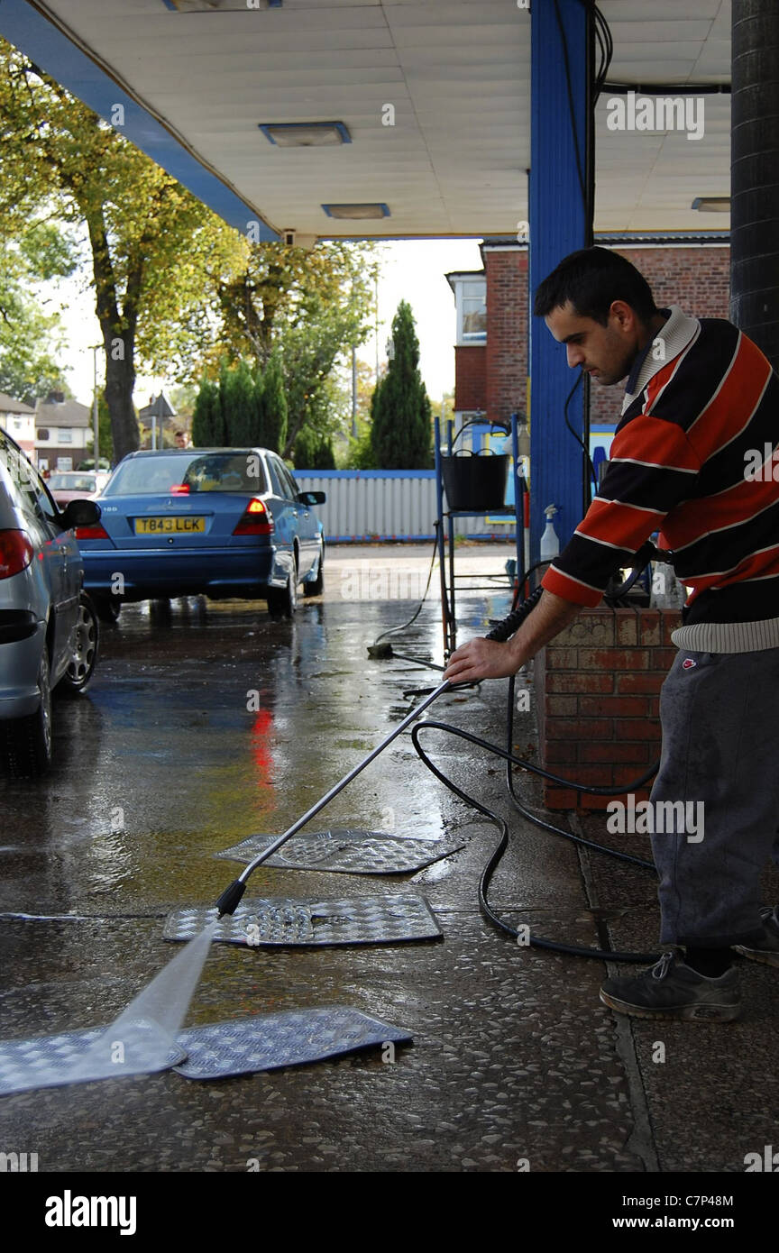 La spruzzatura per interni auto tappetini per rimuovere la sporcizia Foto Stock