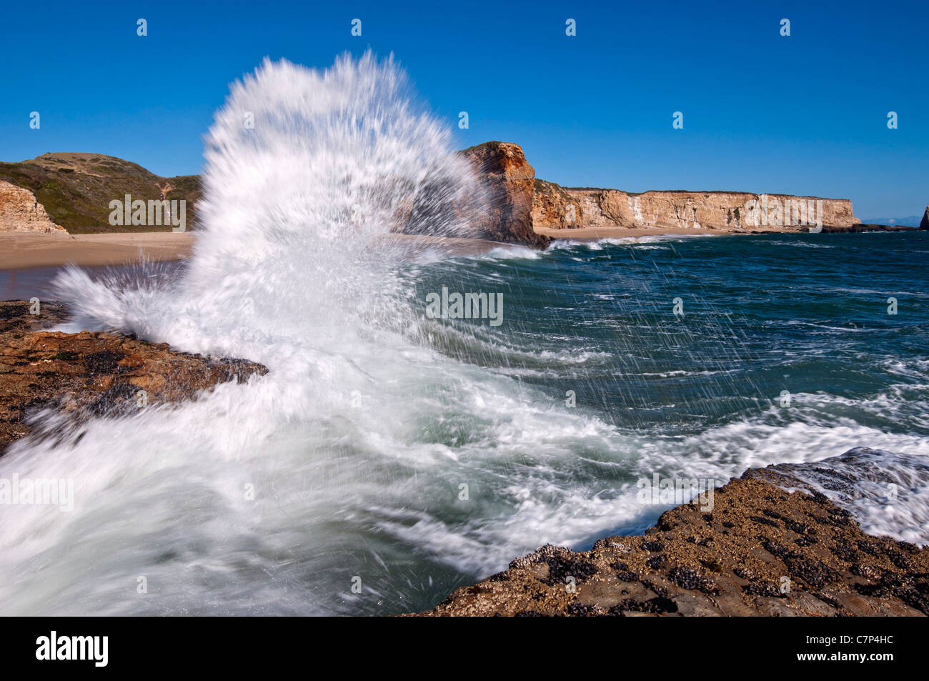 Vista drammatico di Panther Beach a Santa Cruz, CA. Foto Stock