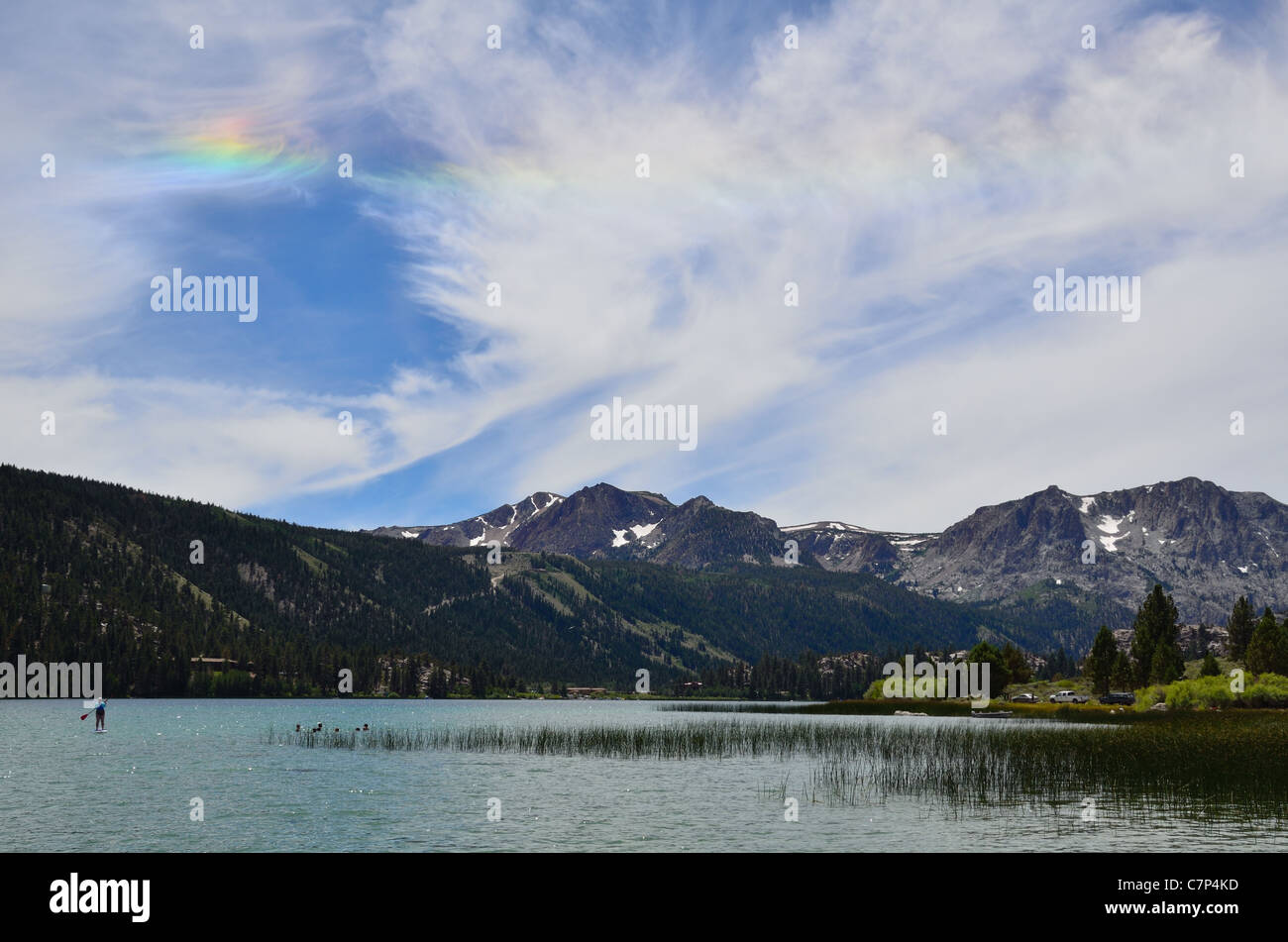 Colorato ice-alo oltre giugno Lago. In California, Stati Uniti d'America. Foto Stock