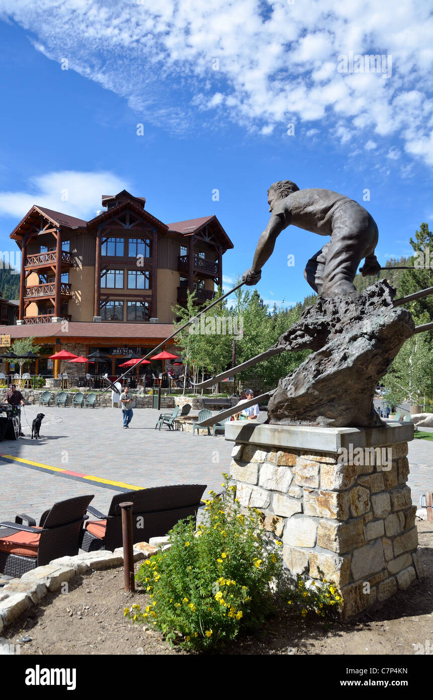 Statua di bronzo di uno sciatore a Mammoth Mountain Resort Village. In California, Stati Uniti d'America. Foto Stock