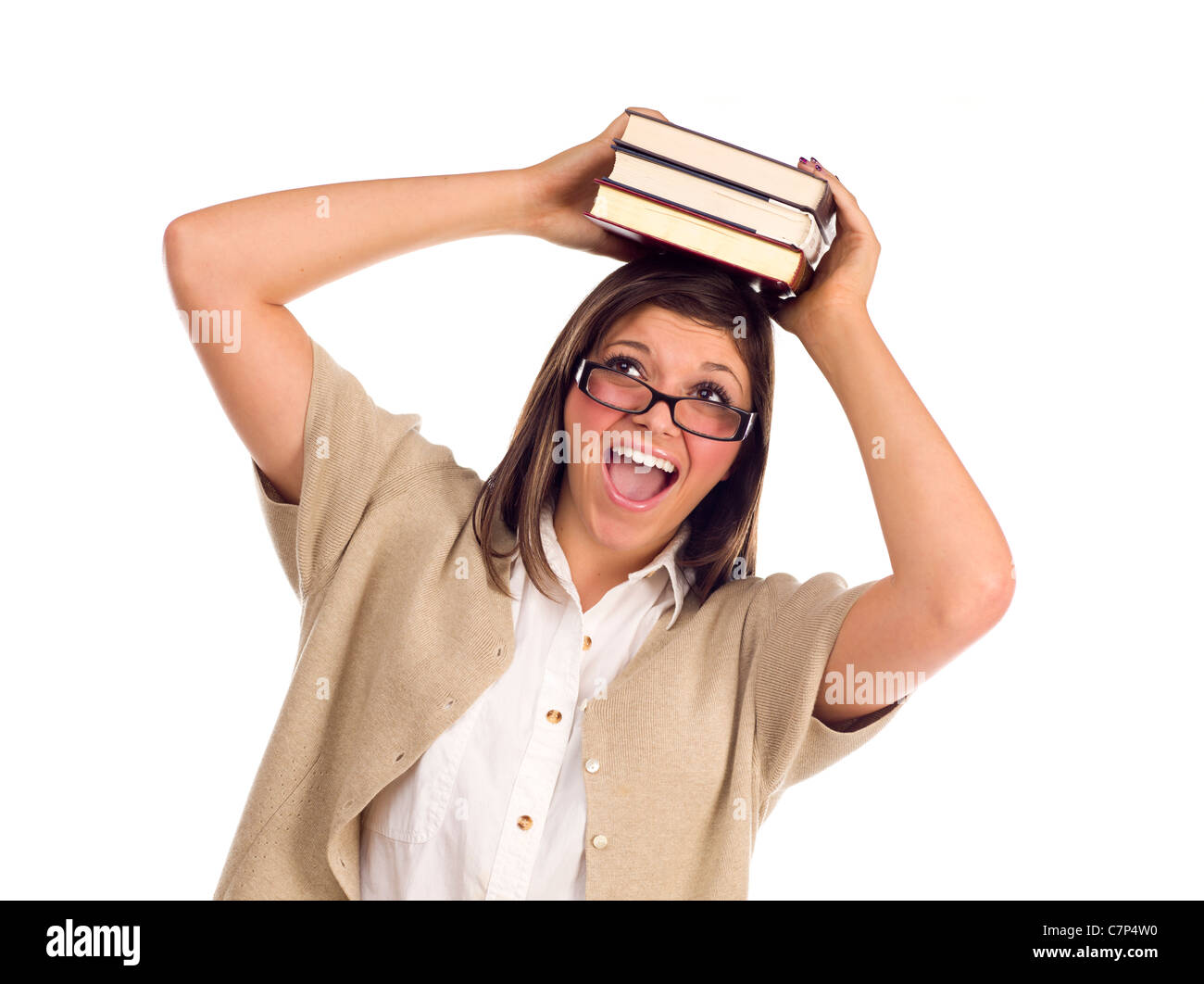Piuttosto sorridente femmina etnica studente azienda libri sulla sua testa isolata su uno sfondo bianco. Foto Stock