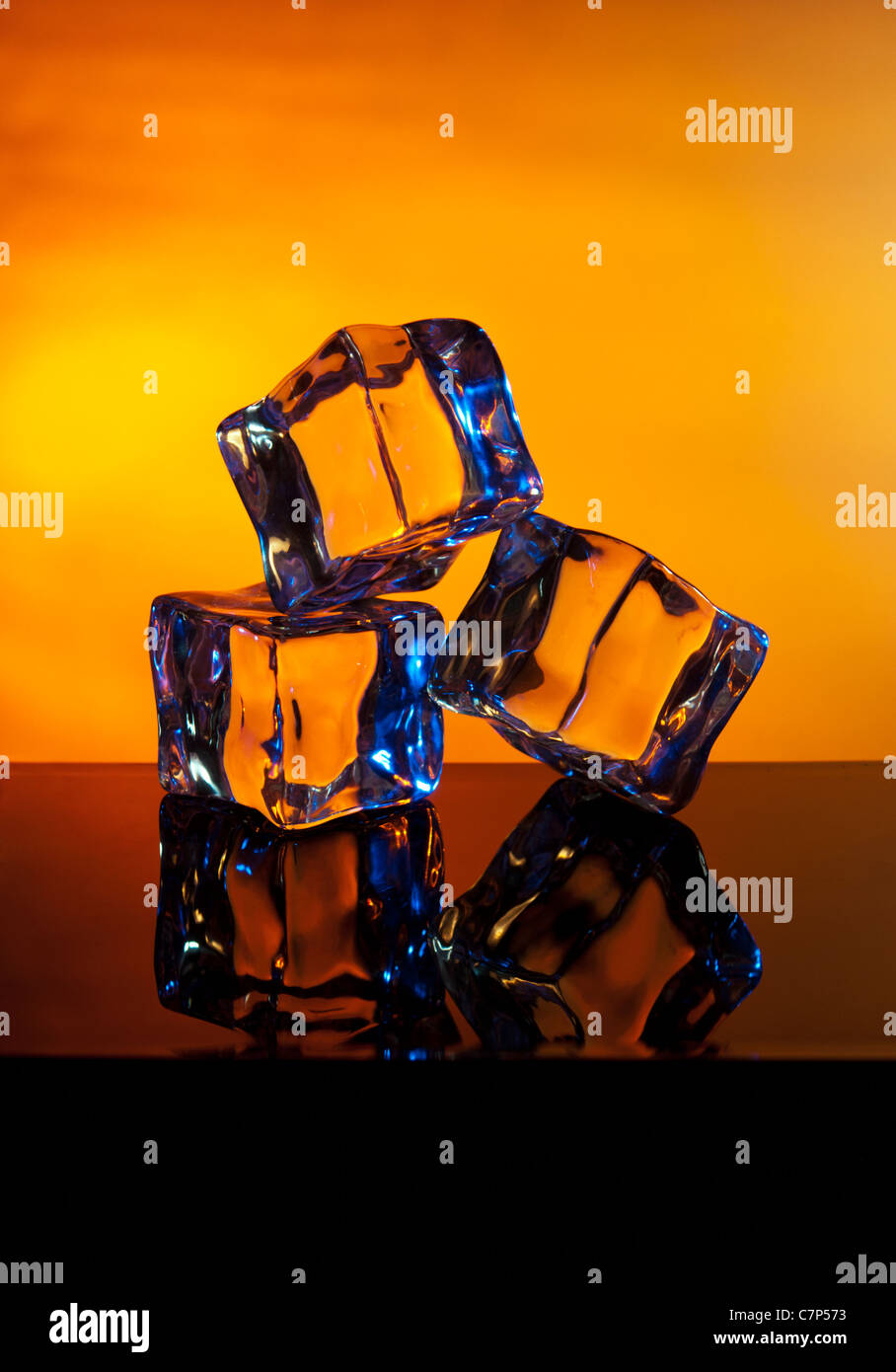 "Fuoco e ghiaccio' di cubetti di ghiaccio in fusione anteriore di un sfondo caldo Foto Stock