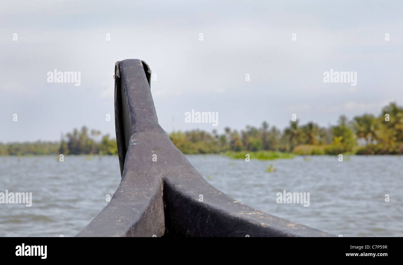 Paesaggio di back acque del Kerala la parte anteriore della barca a vela con terreno in avanti, cielo nuvoloso scena orizzontale spazio raccolto e area di copia Foto Stock