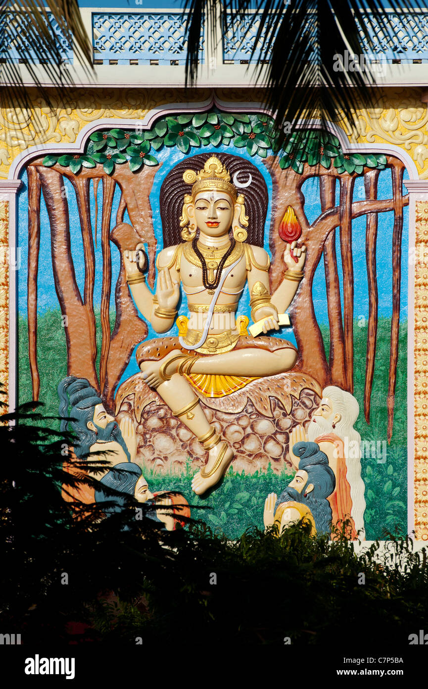 Indian shiva statua in rilievo sul palazzo universitario, Puttaparthi, Andhra Pradesh, India Foto Stock
