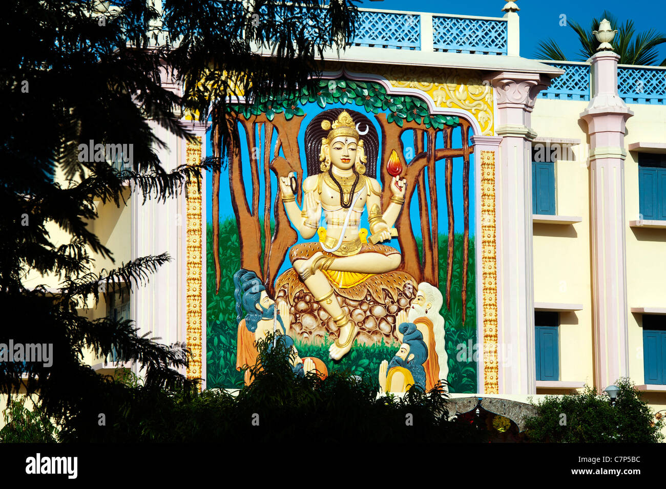 Indian shiva statua in rilievo sul palazzo universitario, Puttaparthi, Andhra Pradesh, India Foto Stock