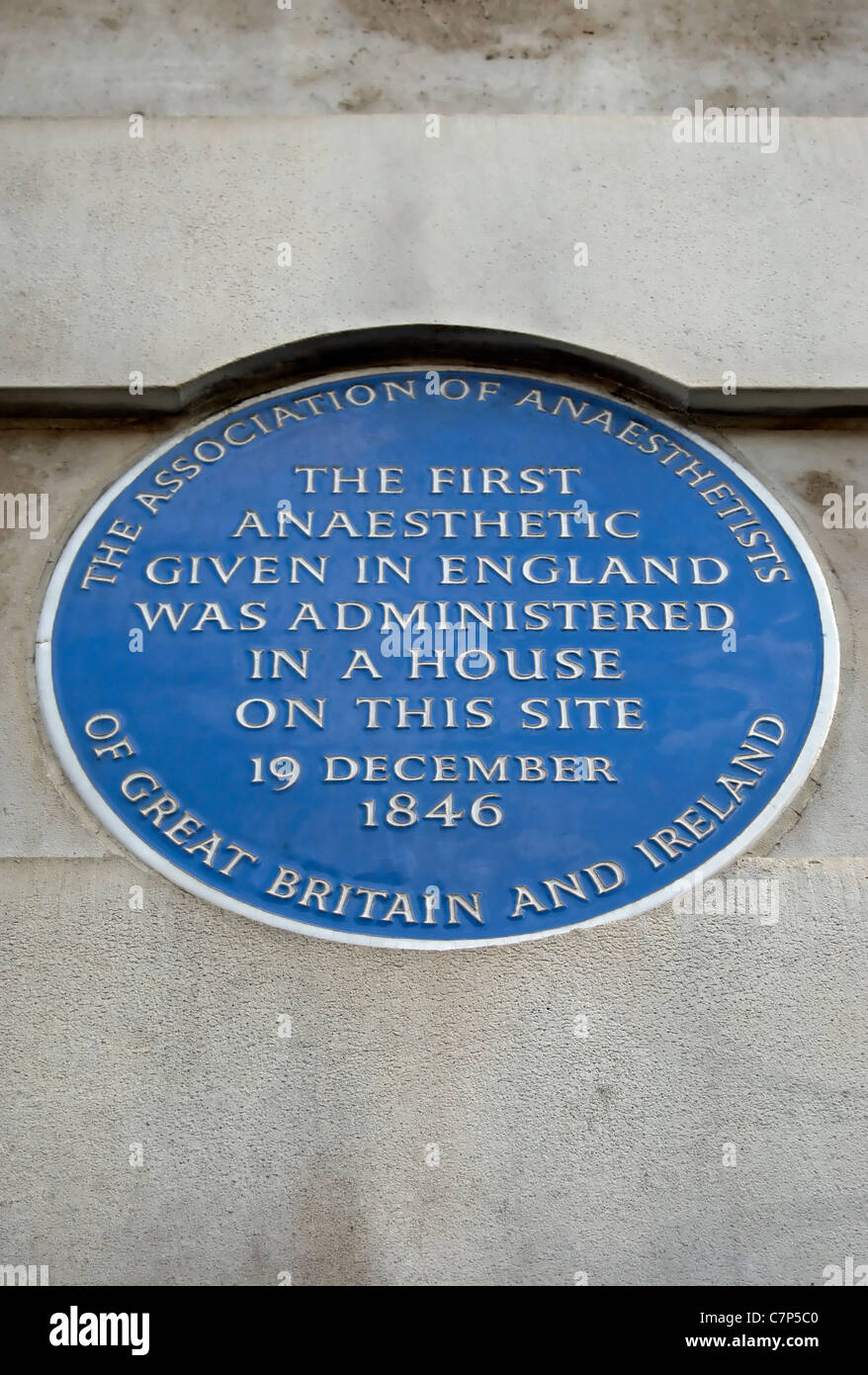 Targa blu segna il 1846 sito del primo dato di anestetico in Inghilterra, Gower Street, Londra Foto Stock
