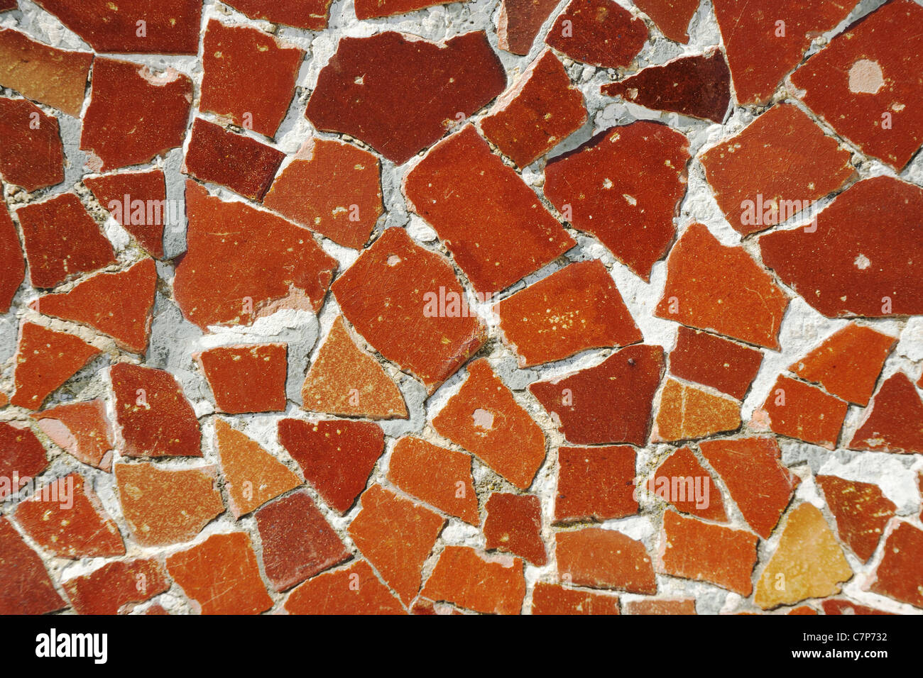 Dettagliata mosaico rosso frammento di ornamento da Park Guell, Barcellona, creazione di Antonio Gaudi Foto Stock