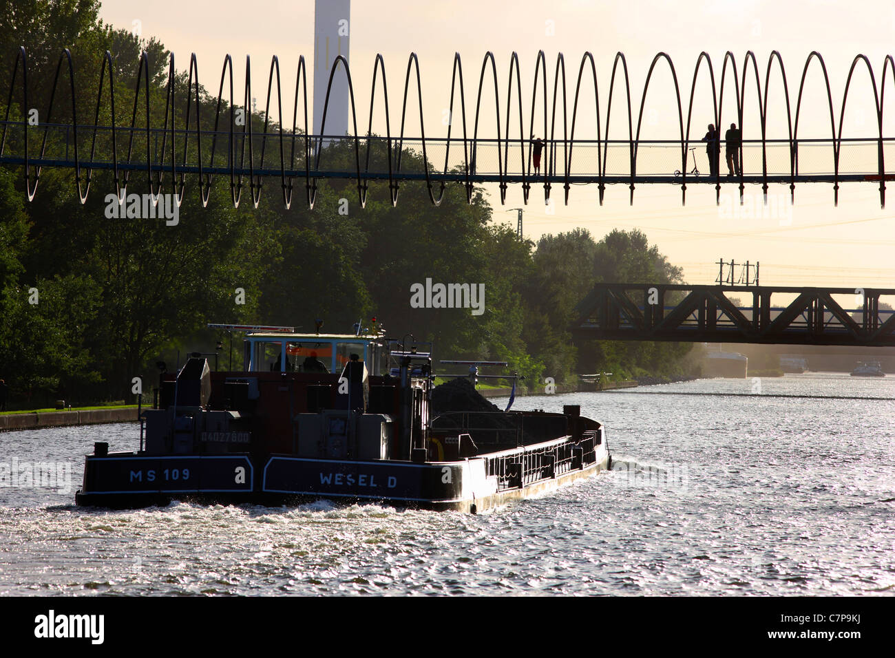 Una forma a spirale passerella. Chiamata 'Slinky molle per fama", attraversa il 'Rhine-Herne-Canal' una via navigabile interna. Germania Foto Stock