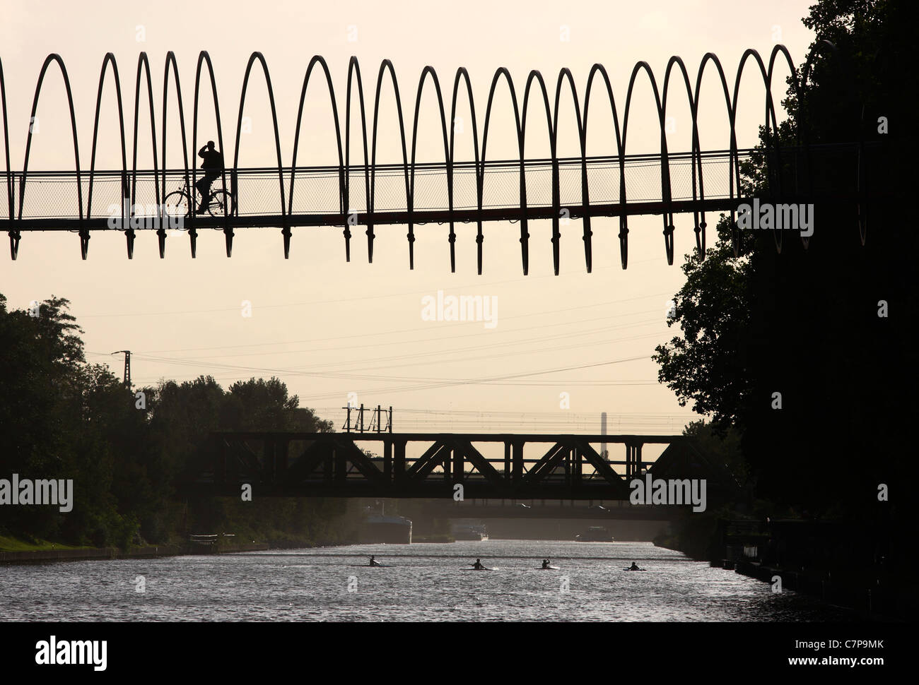 Una forma a spirale passerella. Chiamata 'Slinky molle per fama", attraversa il 'Rhine-Herne-Canal' una via navigabile interna. Germania Foto Stock