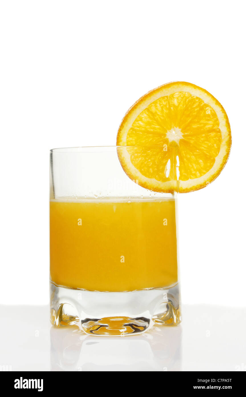 Bicchiere di succo d'arancia fresco con una fettina di arancio contro uno sfondo bianco Foto Stock