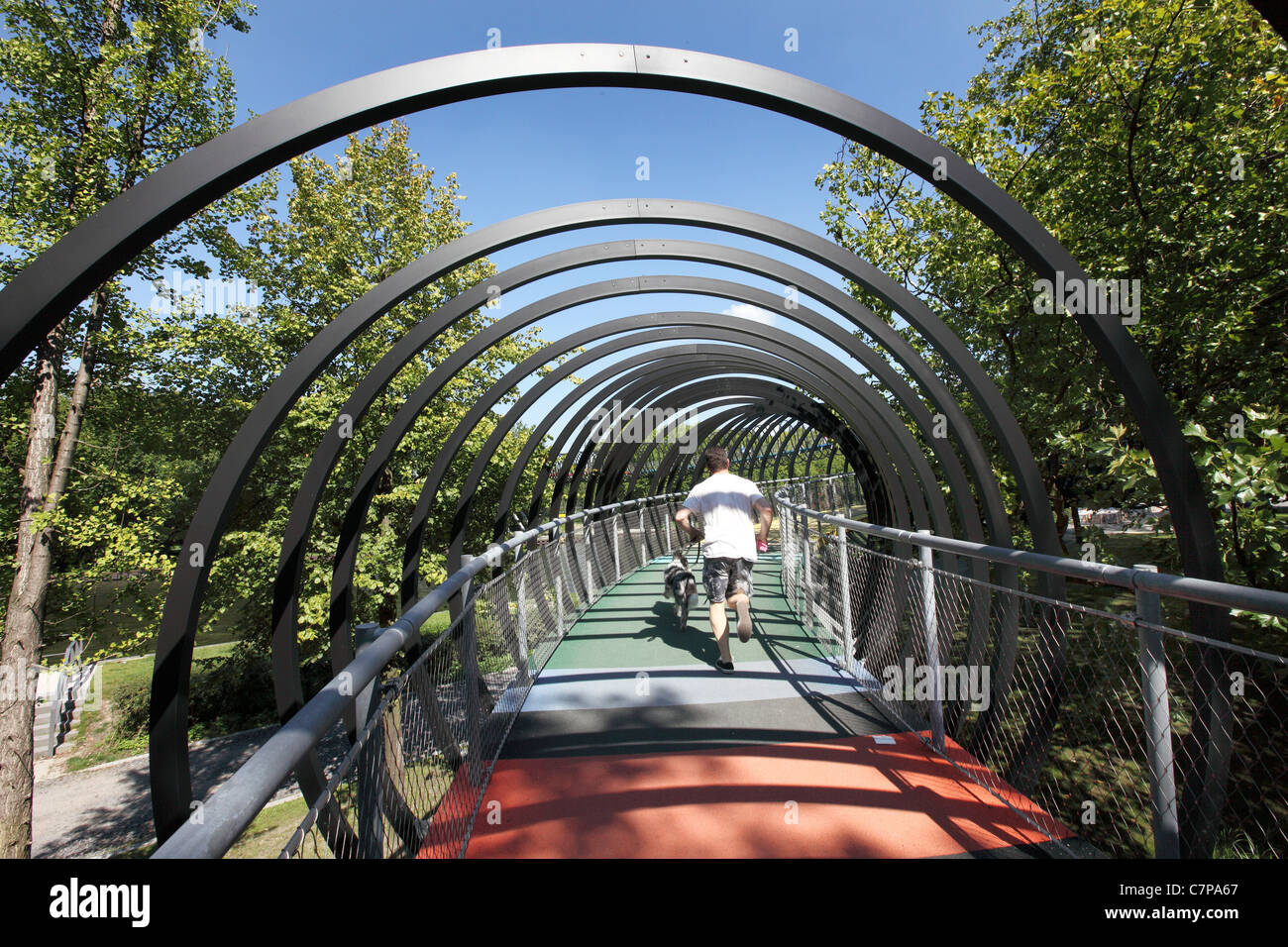 Una forma a spirale passerella. Chiamata 'Slinky molle per fama", attraversa il 'Rhine-Herne-Canal' una via navigabile interna. Germania Foto Stock