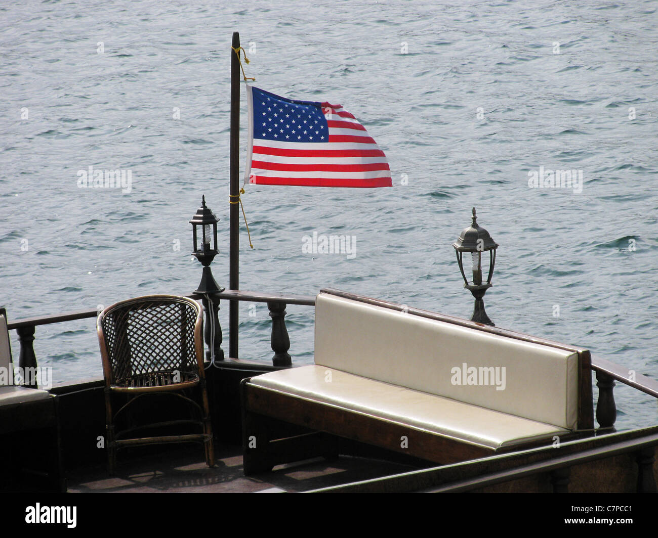 Stati Uniti bandiera su una barca di legno Foto Stock