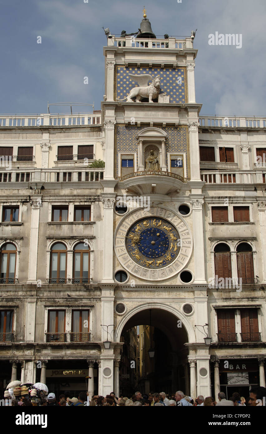 L'Italia. Venezia. Il clock di torre con orologio astronomico. Xv secolo. Piazza San Marco. Foto Stock