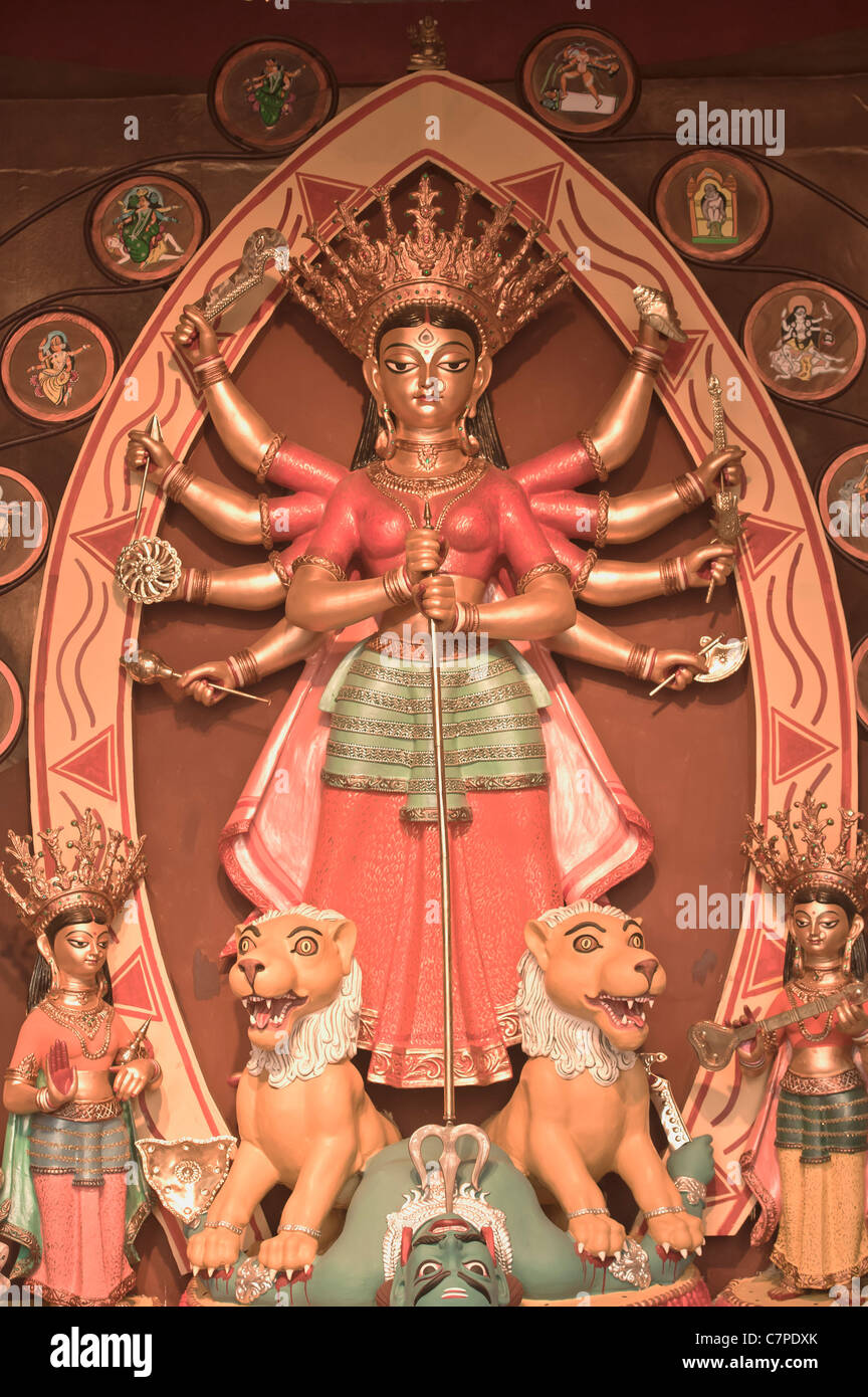 Durga, di forma ovale,protezione sagomata ,di armi divine,over-powered,il diavolo. Foto Stock