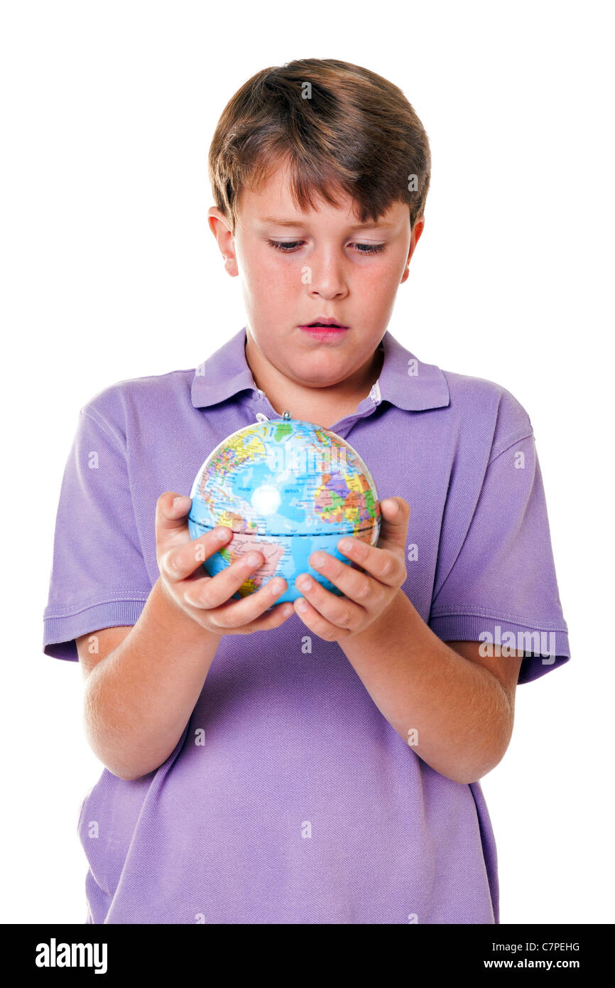 Foto di un 11 anno vecchio ragazzo scuola tenendo un globo mondo, isolata su uno sfondo bianco. Foto Stock