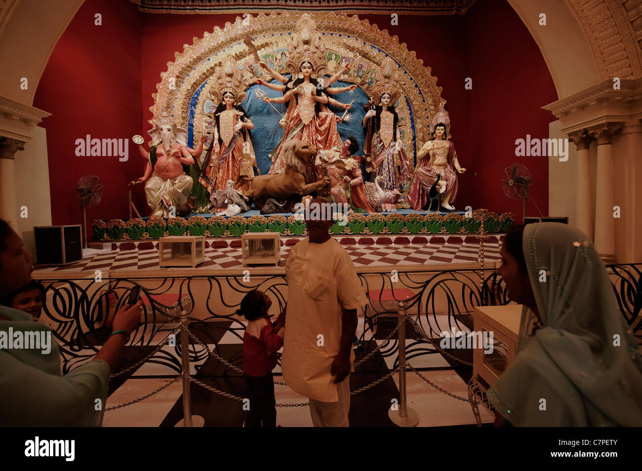 Durga e la sua famiglia in una piattaforma - chiamato Ekchala-un patrimonio di stile di culto ,in Kolkata,West Bengal,l'India. Foto Stock