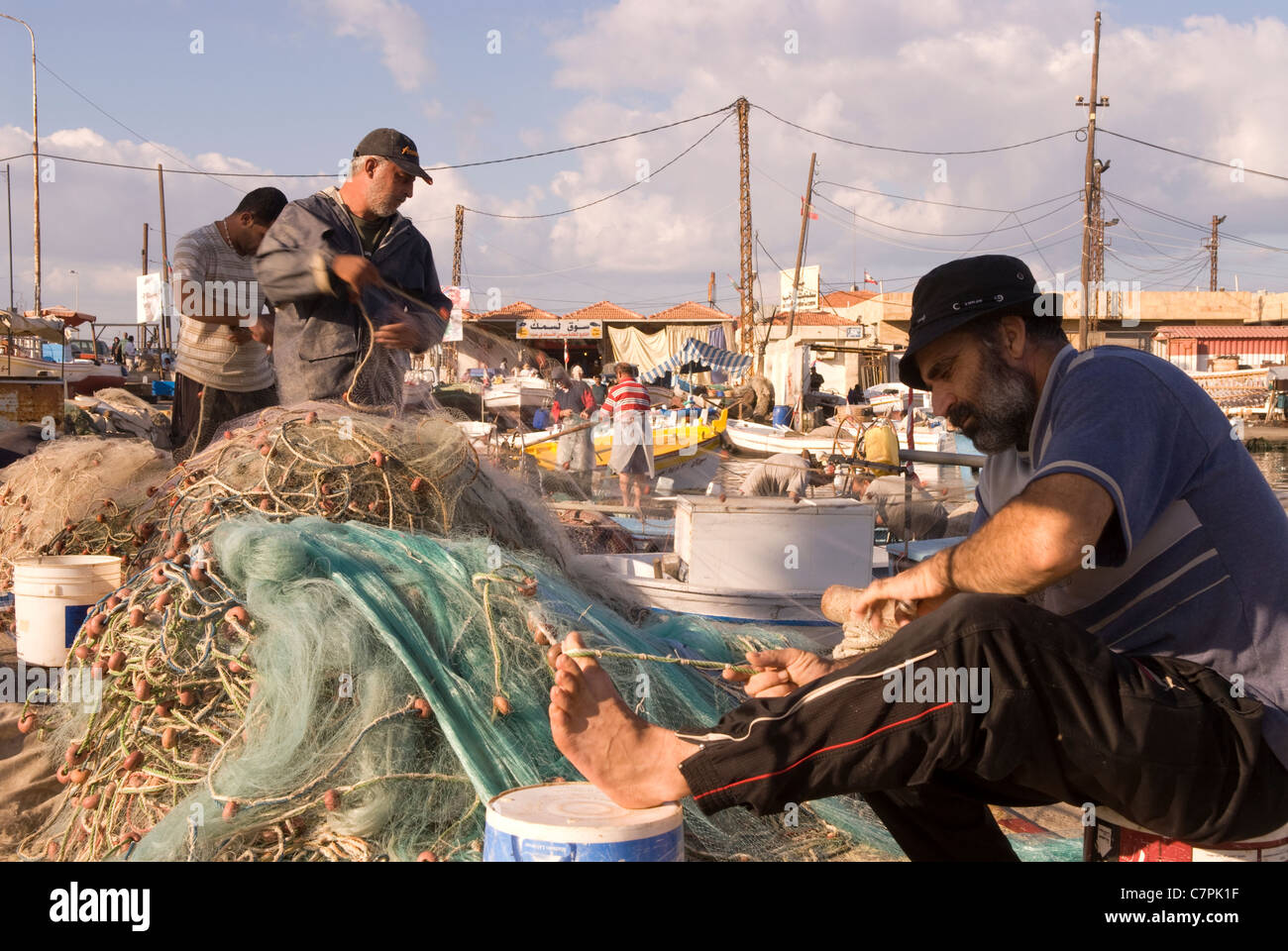 I pescatori riassettavano le reti, porta di Sidone, nel Libano meridionale. Foto Stock