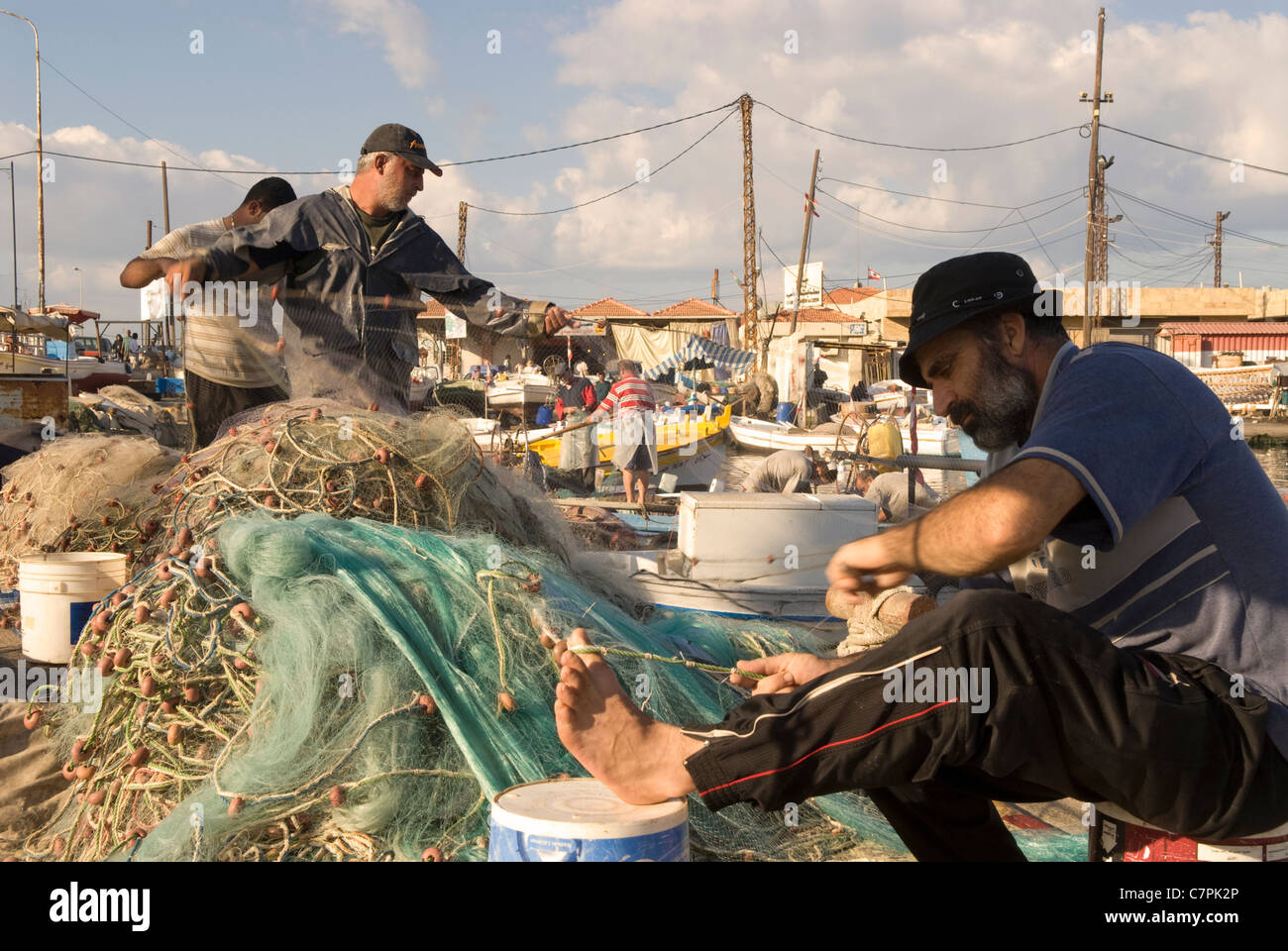 I pescatori riassettavano le reti, porta di Sidone, nel Libano meridionale. Foto Stock