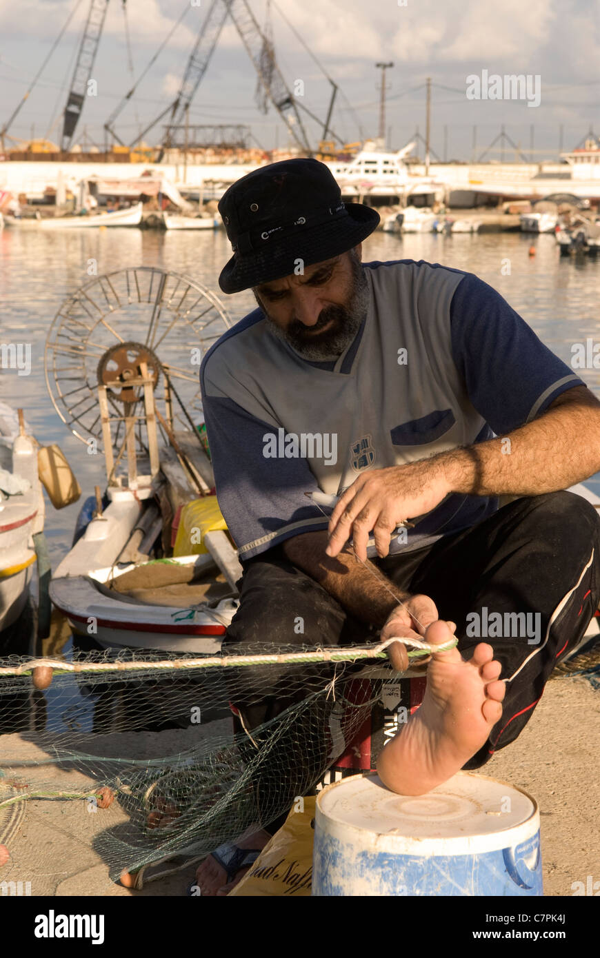 Fisherman riassettando le reti, porta di Sidone, nel Libano meridionale. Foto Stock