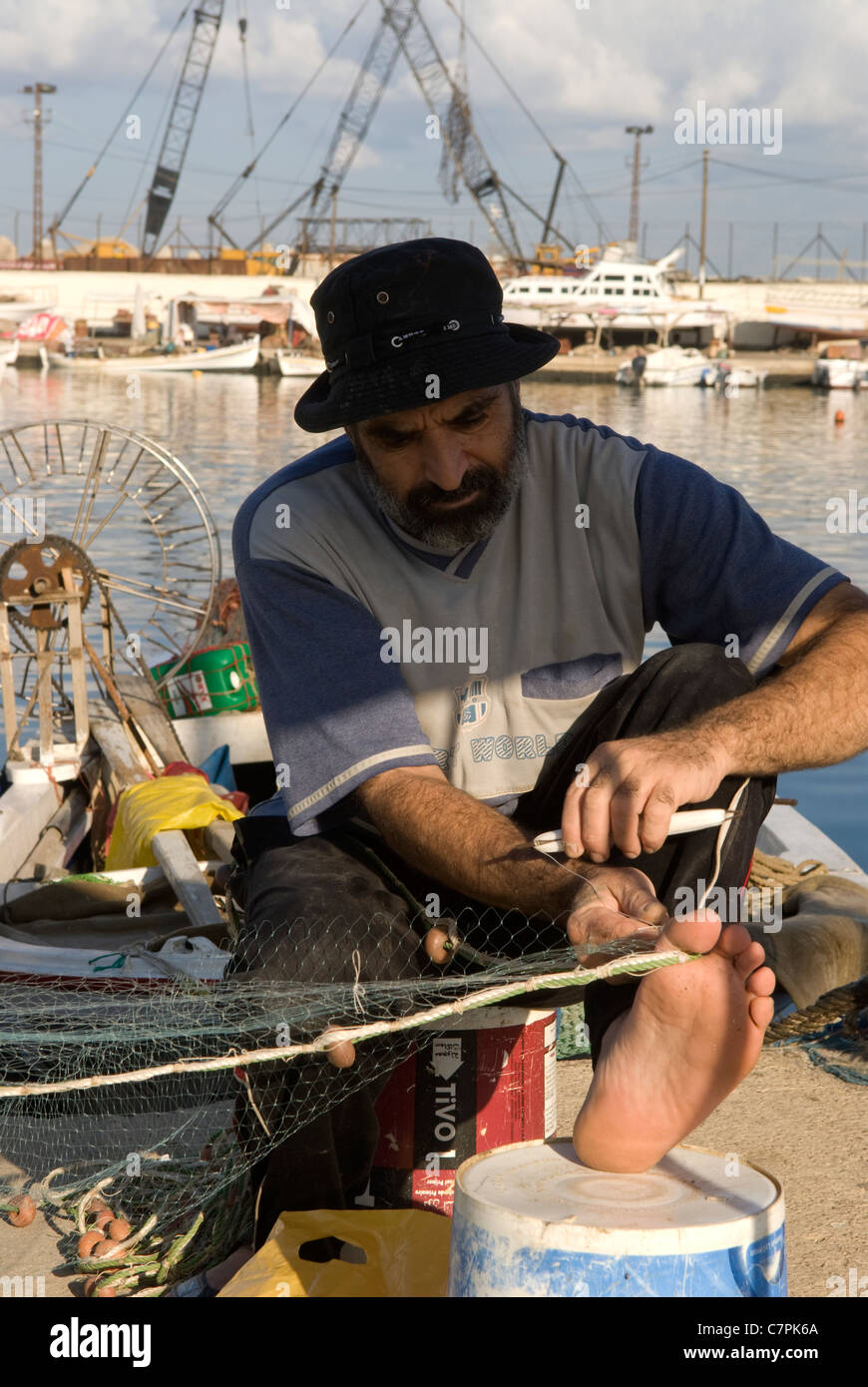 Fisherman riassettando le reti, porta di Sidone, nel Libano meridionale. Foto Stock