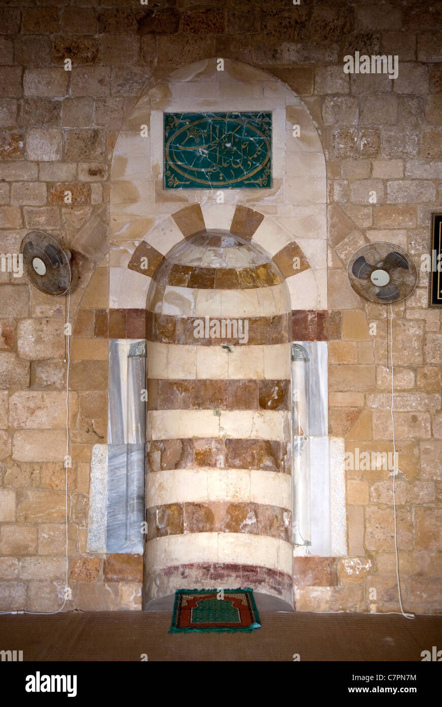 Mihrab (che indica la direzione della Mecca per la preghiera) nella Grande Moschea, Sidone, nel Libano meridionale. Foto Stock