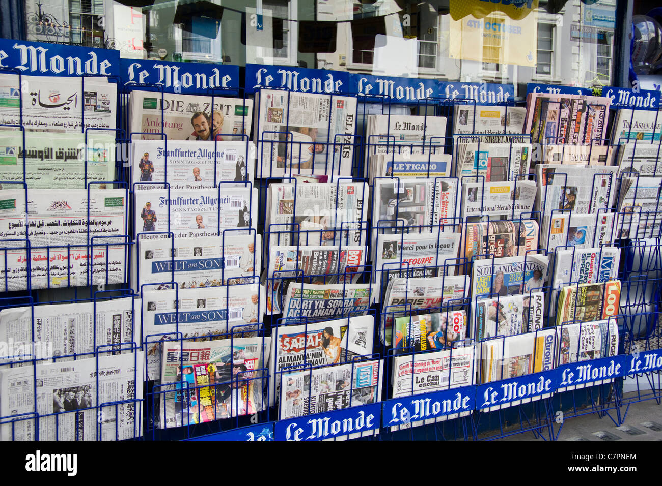Quotidiani internazionali sul display in Kensington, Londra, Inghilterra Foto Stock