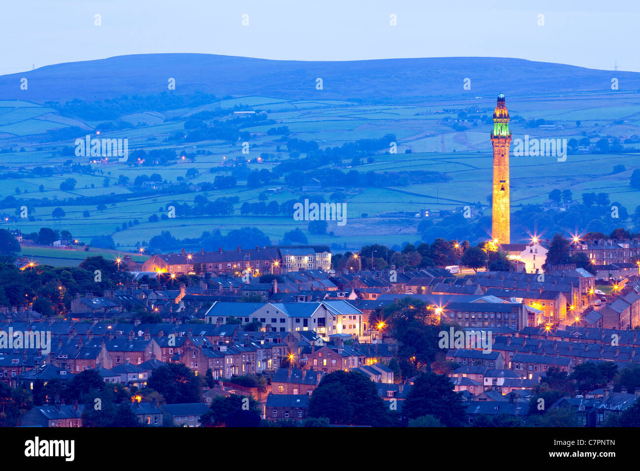 Vista notturna di Wainhouse Tower da Beacon Hill a Halifax, West Yorkshire. Foto Stock