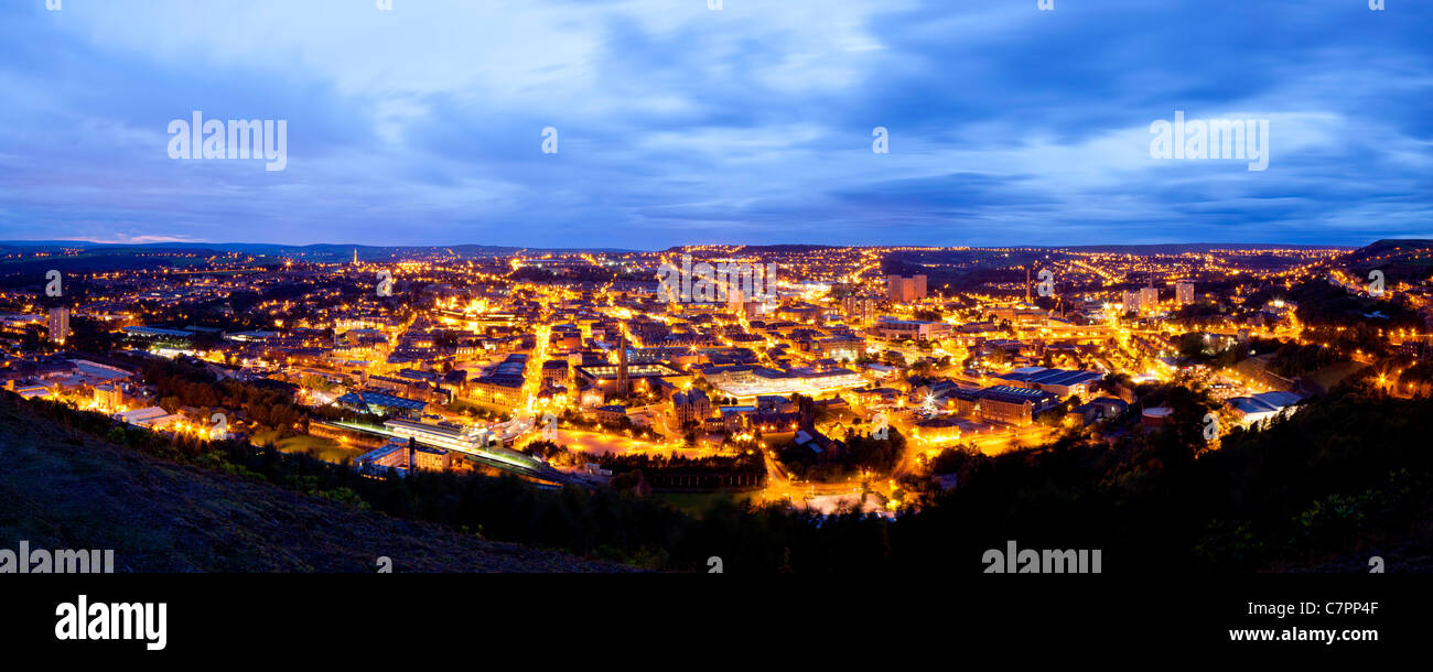 Vista notturna di Halifax dal Beacon Hill, West Yorkshire. Foto Stock