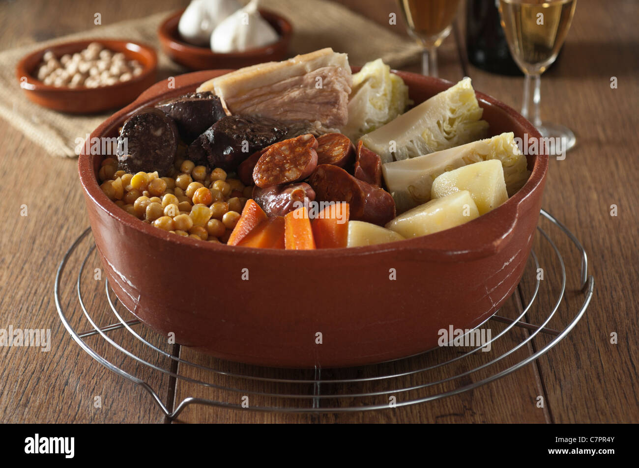 Cocido Espanol. Lo spagnolo di carne e verdura stufata Foto Stock