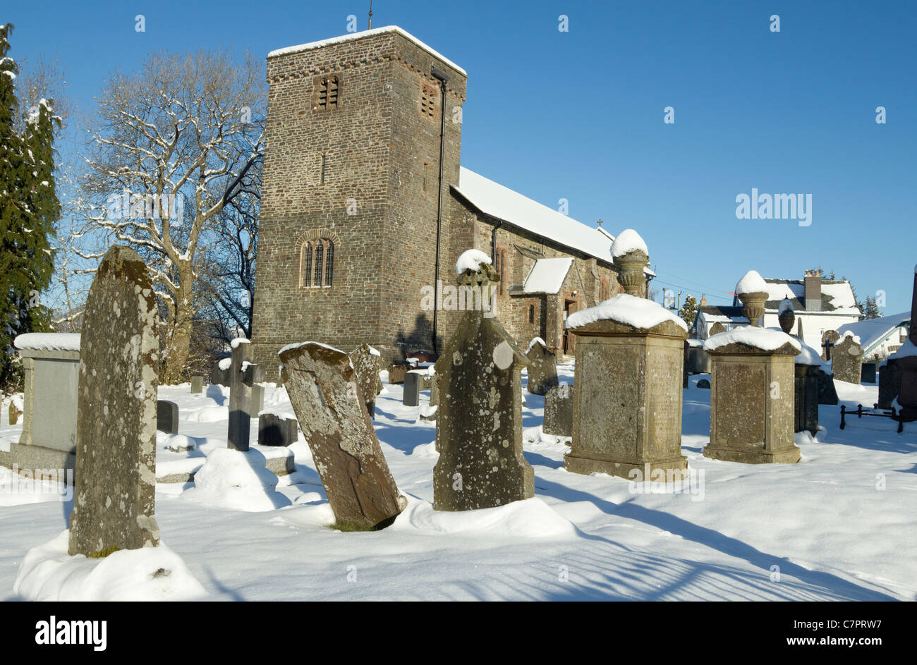 Chiesa di St Cadmarch nella neve , Llangammarch Wells, Powys Galles. Foto Stock