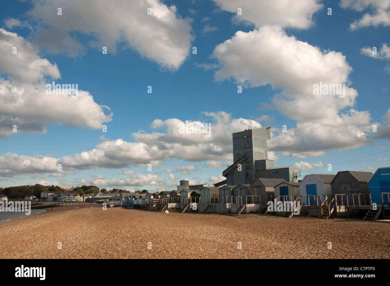 Longbeach Beach whitstable kent england Cabine mare città costiera a nord Kent costa sull'estuario del Tamigi Foto Stock